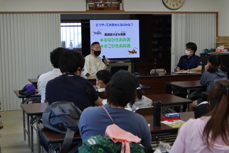 長田の漁業のお話を聞く画像