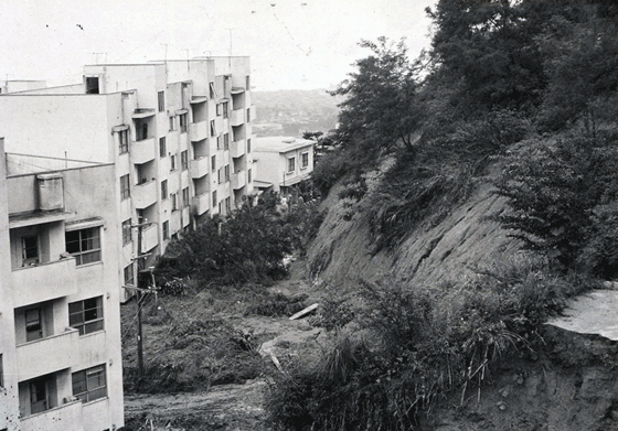 崖崩れにあう梅林住宅